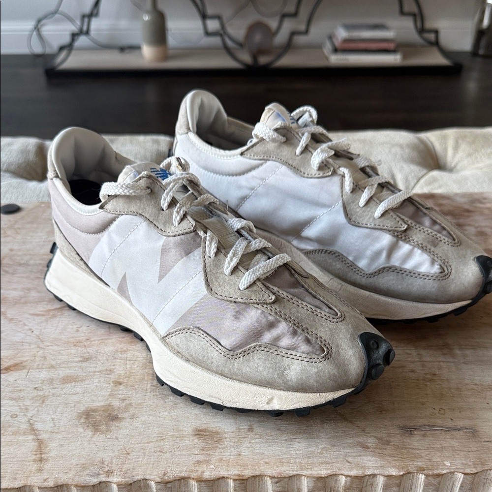 New Balance 327 retro women’s 9 Beige and White Sneakers‎